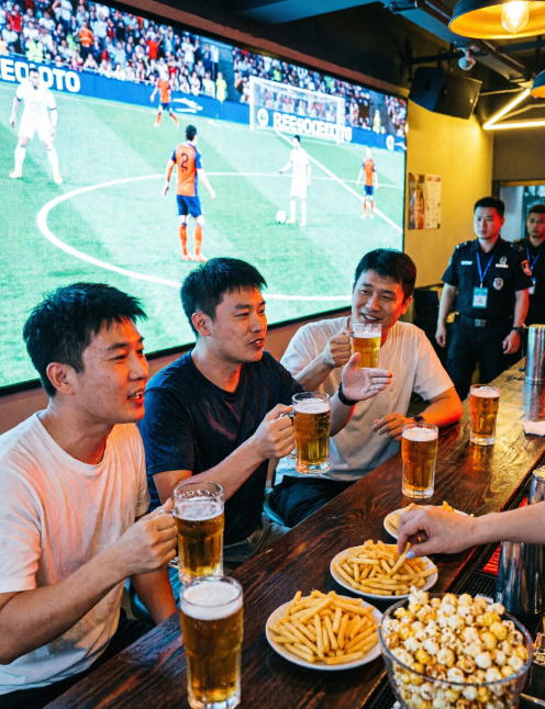 欧洲杯、世界杯、欧冠决赛……每逢大赛，酒吧、清吧、精酿酒馆便成了球迷的“第二现场”。几杯啤酒下肚，情绪高涨，胜负瞬间，极易引发口角、推搡甚至斗殴。中城卫的酒吧赛事安保服务，就是在微醺与狂热之间，守住那条安全的底线。